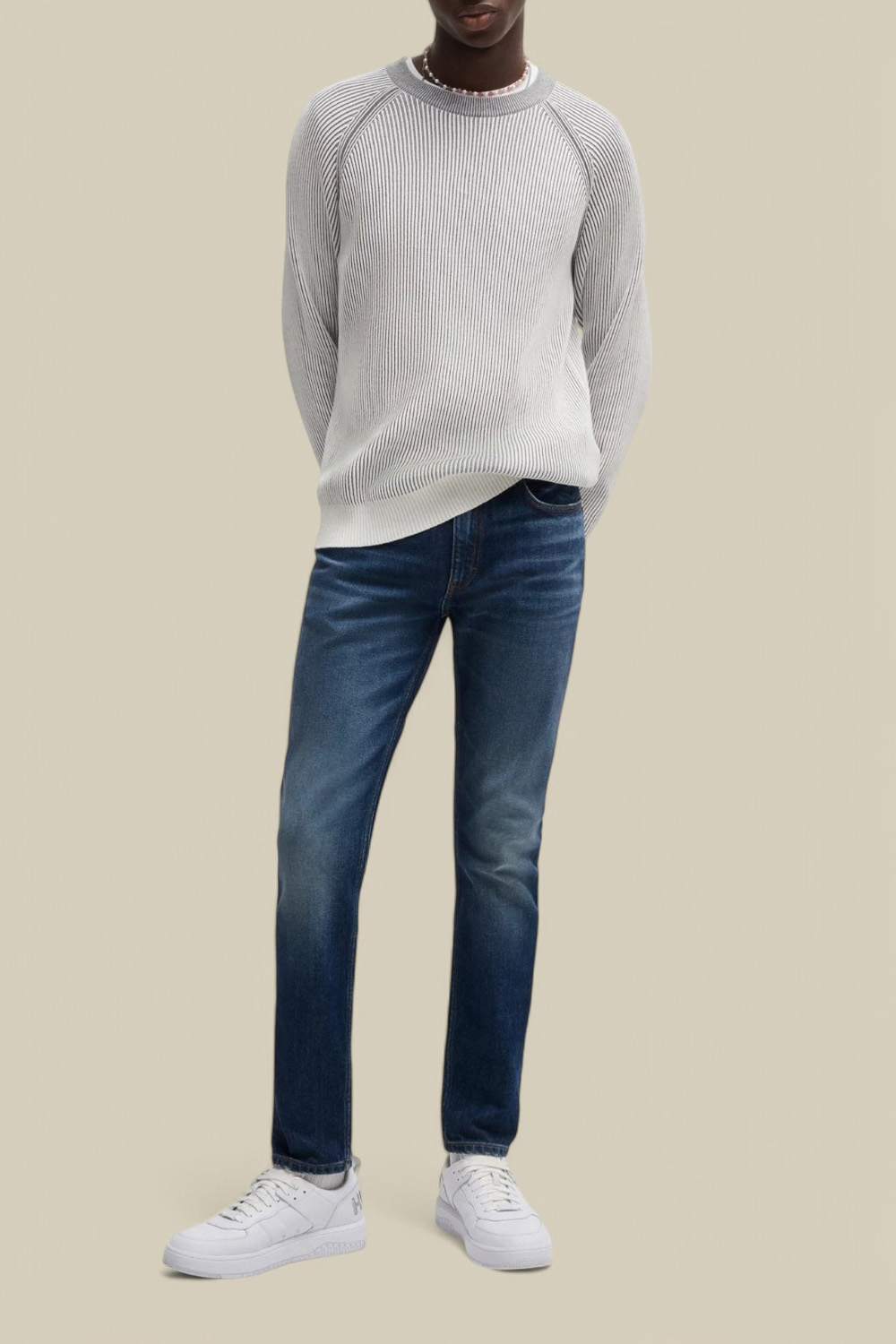 תמונת כל הלוק של מכנסי ג'ינס